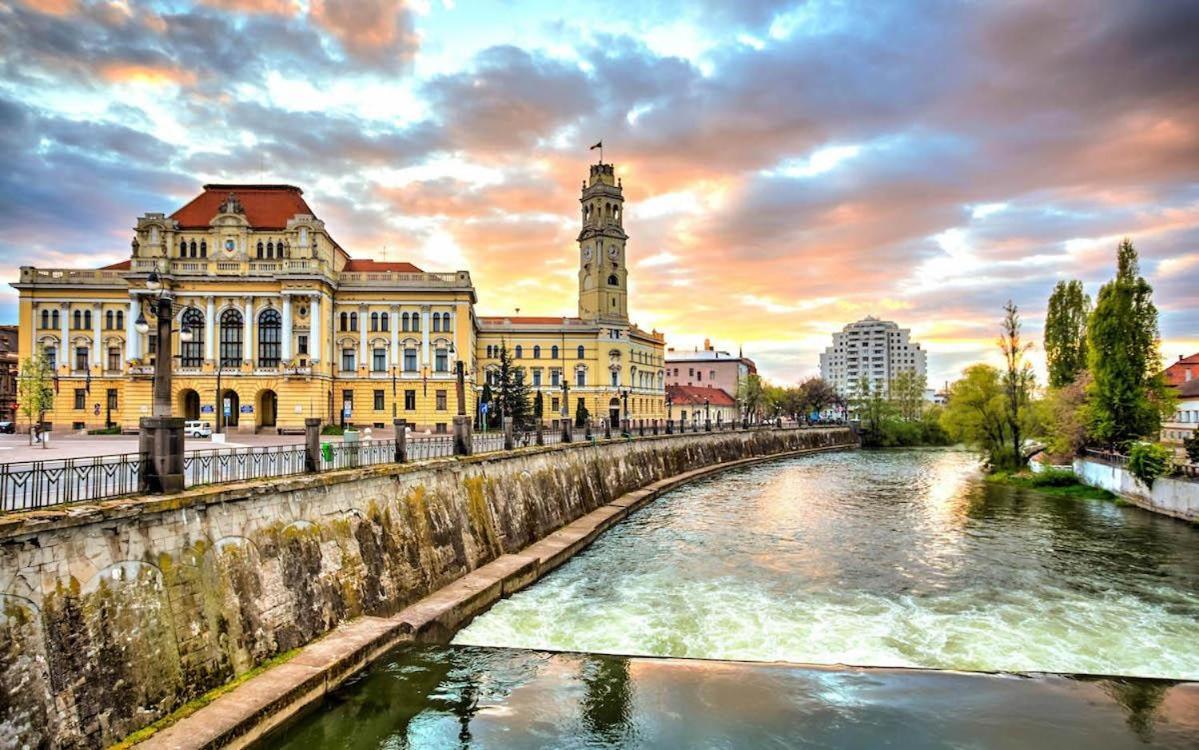Private Apartment In The City Centre. Oradea Bagian luar foto